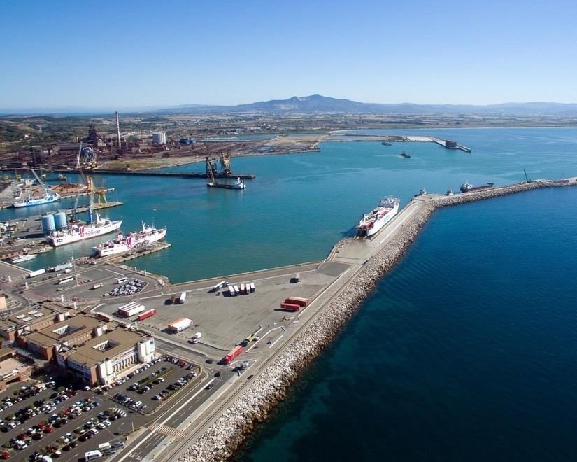 Una veduta dall'alto del porto di Piombino