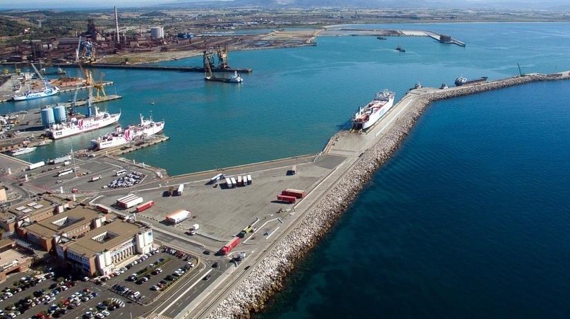 Una veduta dall'alto del porto di Piombino