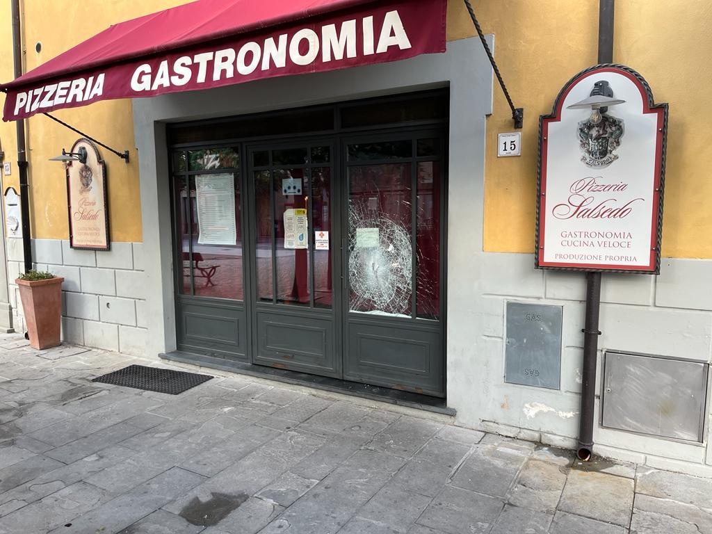 Raid nella notte contro tre locali: pochi secondi per svaligiare le attività