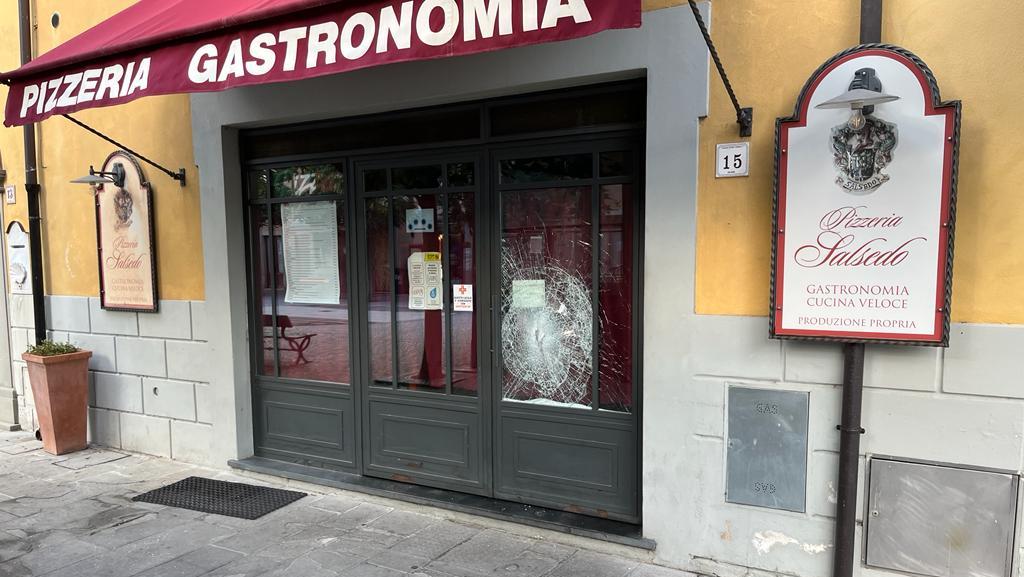 Raid nella notte contro tre locali: pochi secondi per svaligiare le attività