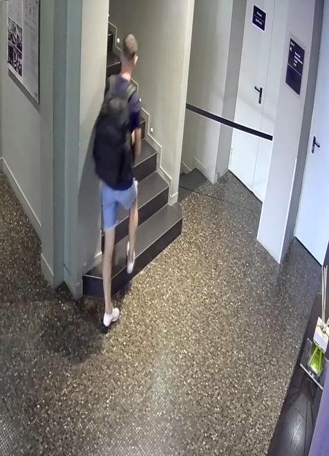 Uno dei ladri in azione in un albergo cinque stelle preso di mira