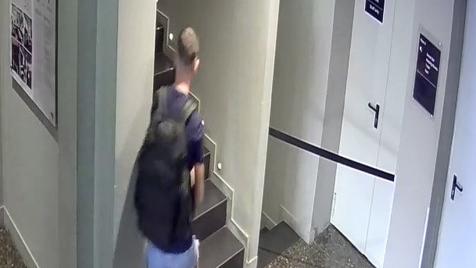 Uno dei ladri in azione in un albergo cinque stelle preso di mira