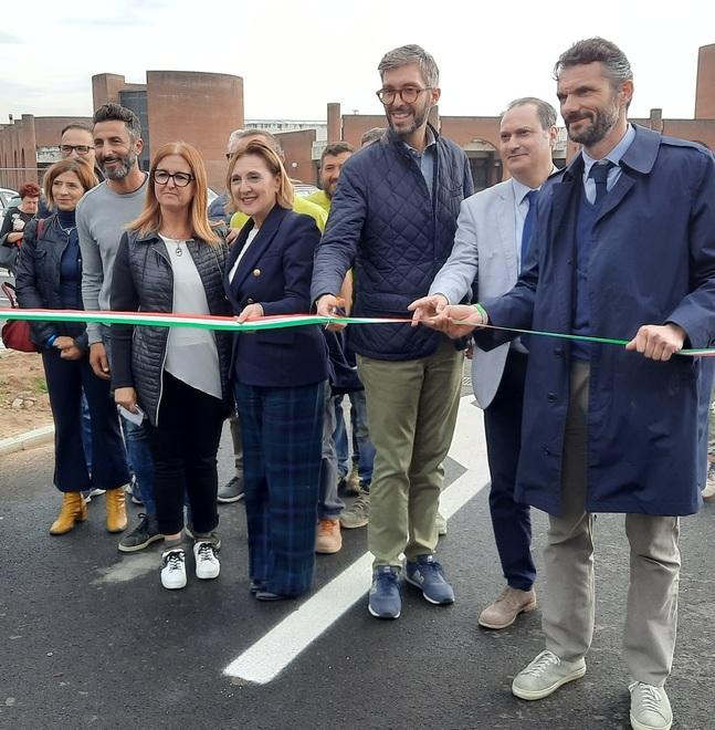 Puggelli insieme al sindaco Matteo Biffoni e all’assessora Flora Leon