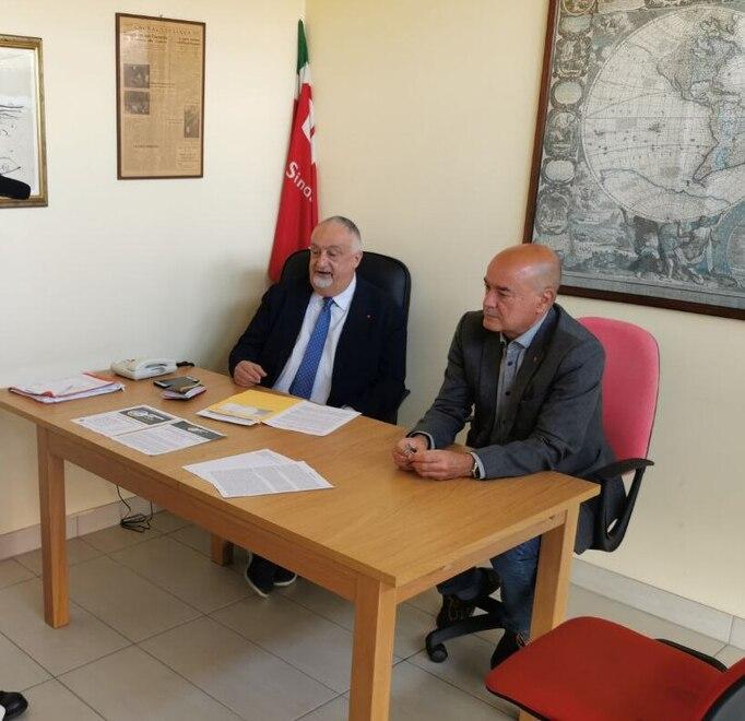 Da sinistra il segretario generale della Cgil della provincia di Lucca Rossano Rossi e il segretario della Cgil di Lucca Fabrizio Simonetti durante la presentazione dell’iniziativa per la pace
