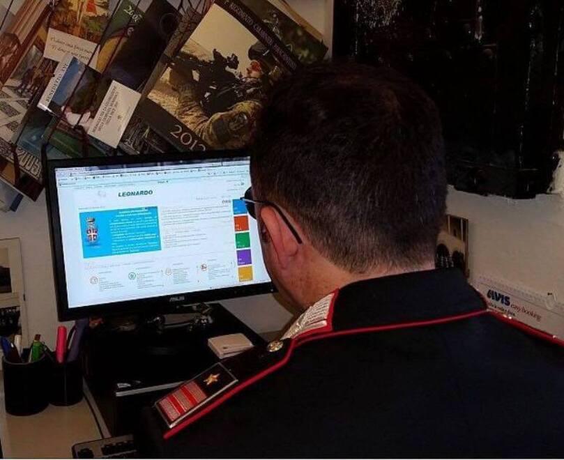 Un carabiniere al lavoro con il computer: l’indagine che ha portato alla scoperta di una casa per appuntamenti a Quarrata era partita da una serie di verifiche su annunci di prestazioni sessuali sul web