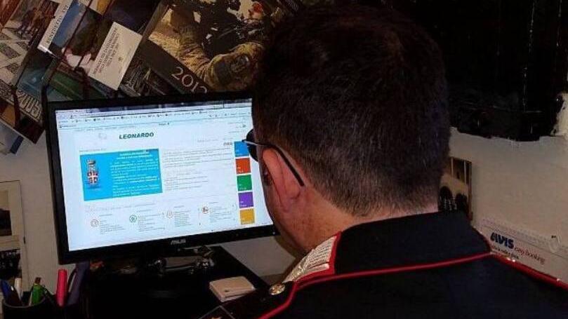 Un carabiniere al lavoro con il computer: l’indagine che ha portato alla scoperta di una casa per appuntamenti a Quarrata era partita da una serie di verifiche su annunci di prestazioni sessuali sul web