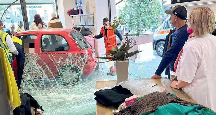 Una prospettiva dell’irruzione della Micra nel negozio in piazza Montanelli
