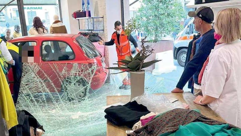 Una prospettiva dell’irruzione della Micra nel negozio in piazza Montanelli