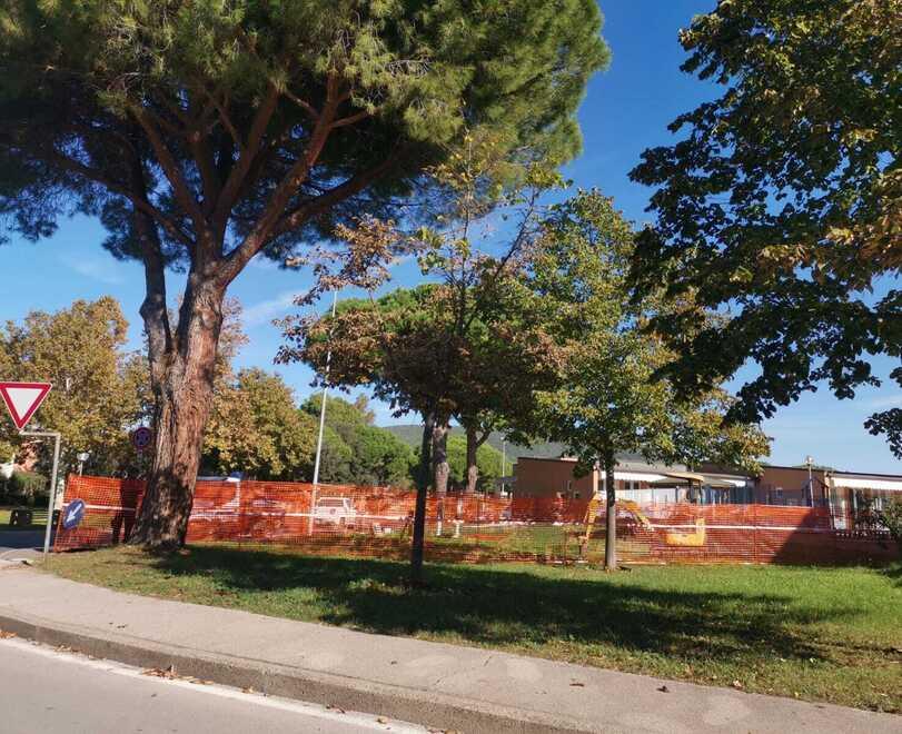 Le transenne che delimitano il cantiere al centro per l’infanzia