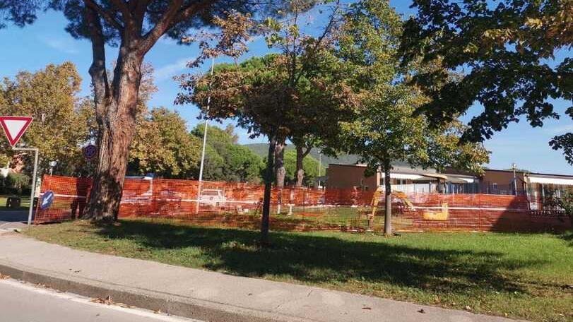 Le transenne che delimitano il cantiere al centro per l’infanzia