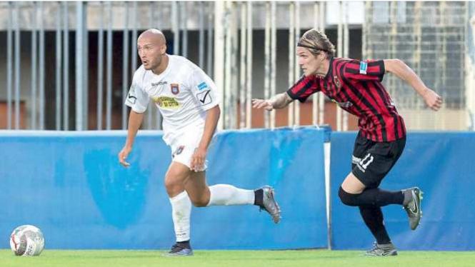 Santini con la maglia del Pontedera, qui contro il Pro Piacenza
