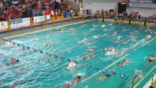 La piscina di via Roma a Prato dove si svolge l’attività agonistica degli atleti del Csi Nuoto Prato