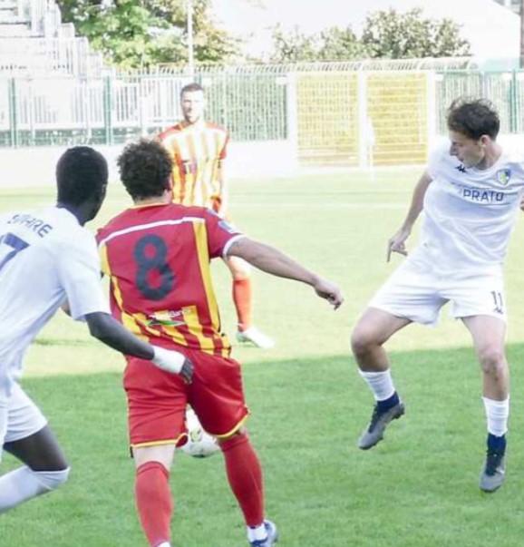 Un momento della gara vinta dal Prato con il Poggibonsi in Coppa Italia