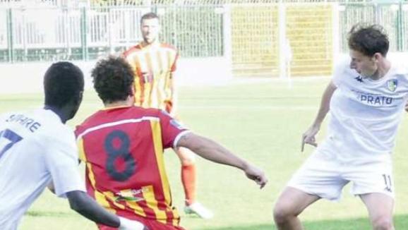 Un momento della gara vinta dal Prato con il Poggibonsi in Coppa Italia