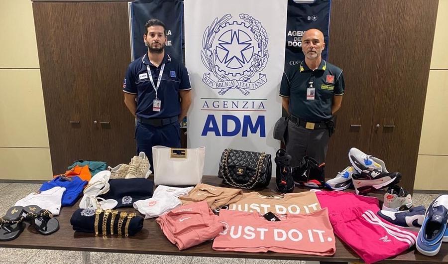Griffe fasulle, abiti e scarpe contraffatti sequestrati a una donna in aeroporto a Cagliari