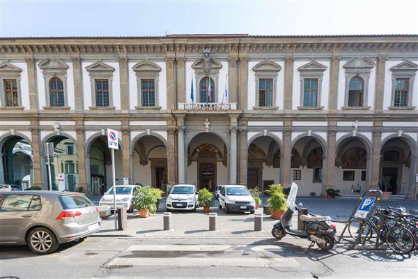 Aggredisce infermiere che lo dimette dal pronto soccorso e gli ruba il cellulare