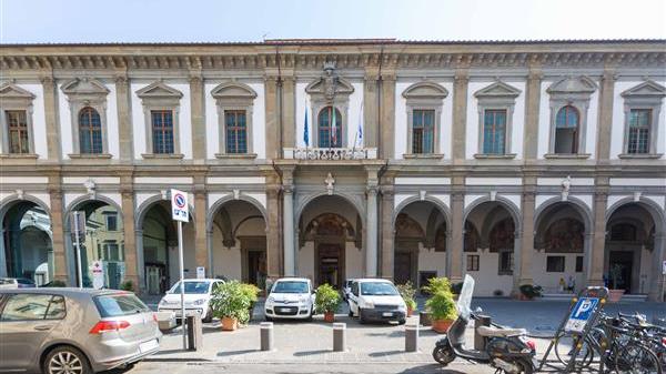 Aggredisce infermiere che lo dimette dal pronto soccorso e gli ruba il cellulare
