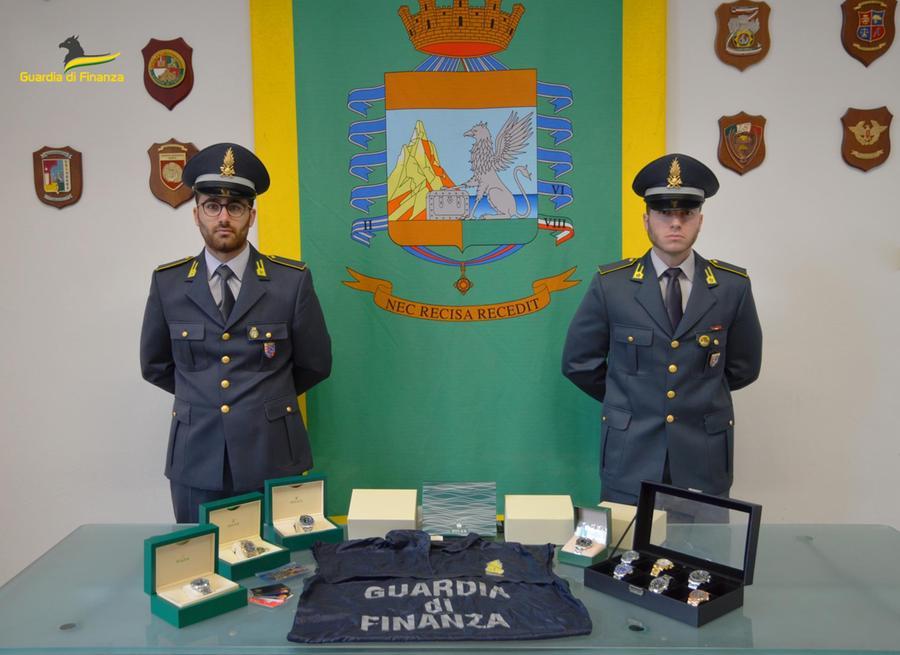 Modena. Vendita di orologi fasulli, indagato noto  influencer di Forlì  Gli sono stati sequestrati 226mila euro