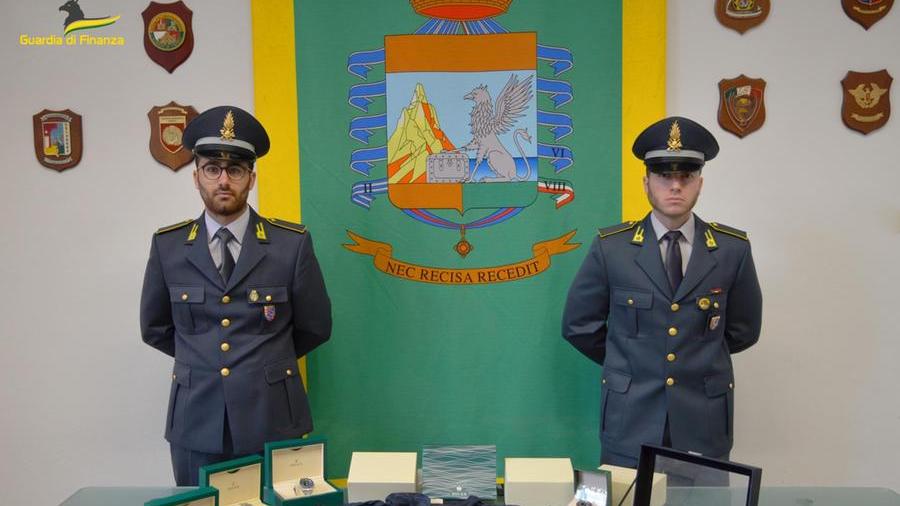 Modena. Vendita di orologi fasulli, indagato noto influencer di Forlì Gli sono stati sequestrati 226mila euro