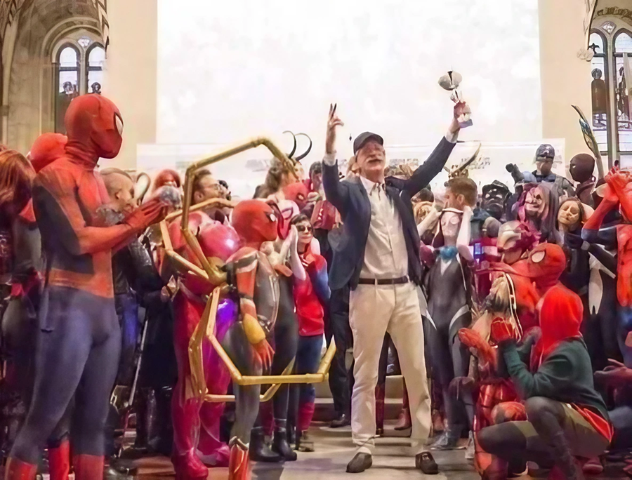 Ottaviano, sosia del creatore di Spiderman: a Lucca tutti vogliono fare un selfie con lui
