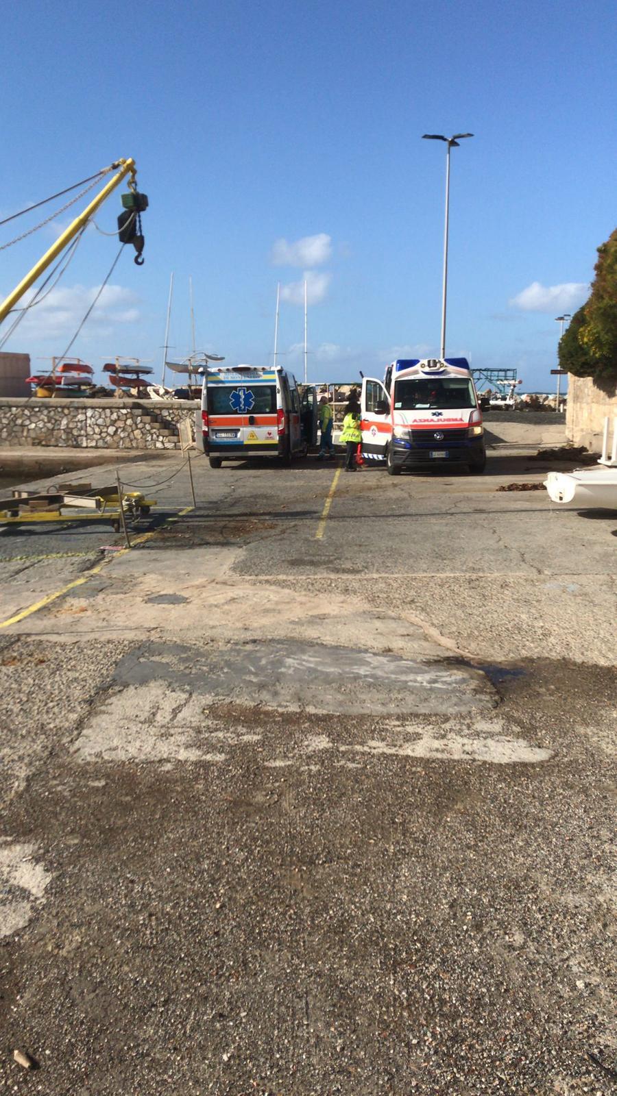 Travolto da un’onda sul molo, cade in mare: 48enne salvato da due passanti