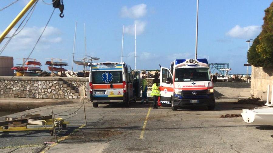 Travolto da un’onda sul molo, cade in mare: 48enne salvato da due passanti