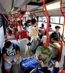 Carpi. Palpeggia una studentessa sul bus A processo per violenza un 39enne 