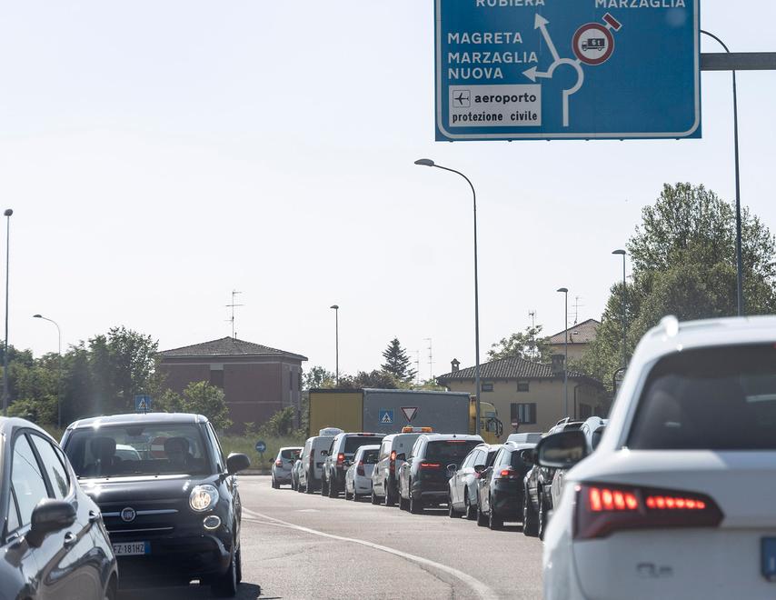 Modena. Mezzo pesante in avaria nella rotatoria Traffico bloccato per tutto il pomeriggio 