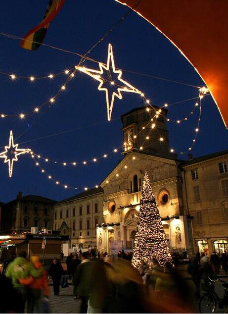 Natale, a Reggio Emilia luminarie confermate ma niente giochi di luce sul municipio