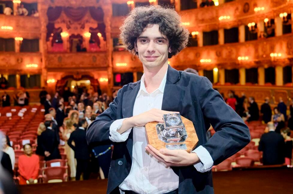 Bernardo Zannoni mentre mostra il premio Campiello