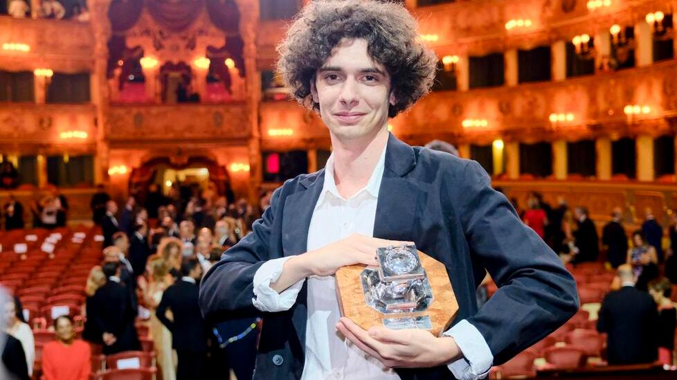 Bernardo Zannoni mentre mostra il premio Campiello