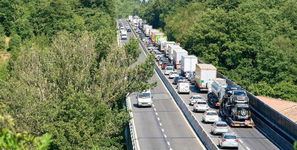 Nella foto di Autovino una lunga coda tra gli svincoli di Empoli Est e Montelupo Fiorentino sulla superstrada Fi-Pi-Li