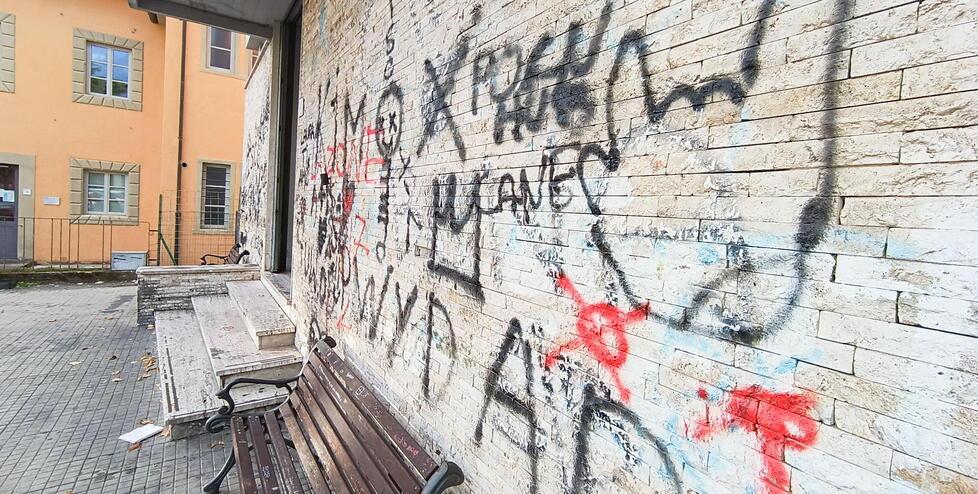 Nella foto sopra l’esterno dell’ex ufficio postale dove sono state trovate le scritte contro l’adolescente (foto Nucci)
