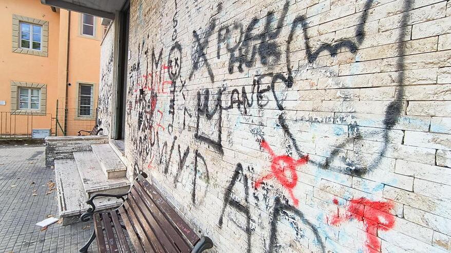 Nella foto sopra l’esterno dell’ex ufficio postale dove sono state trovate le scritte contro l’adolescente (foto Nucci)