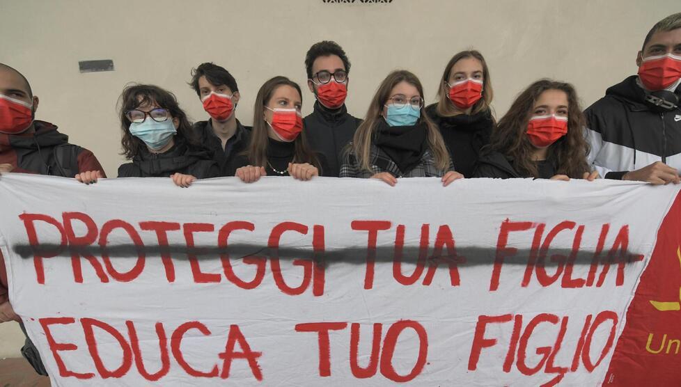 Studenti contro la violenza sulle donne
