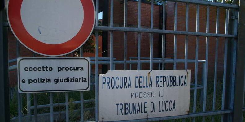 Il cancello della procura della repubblica a Lucca