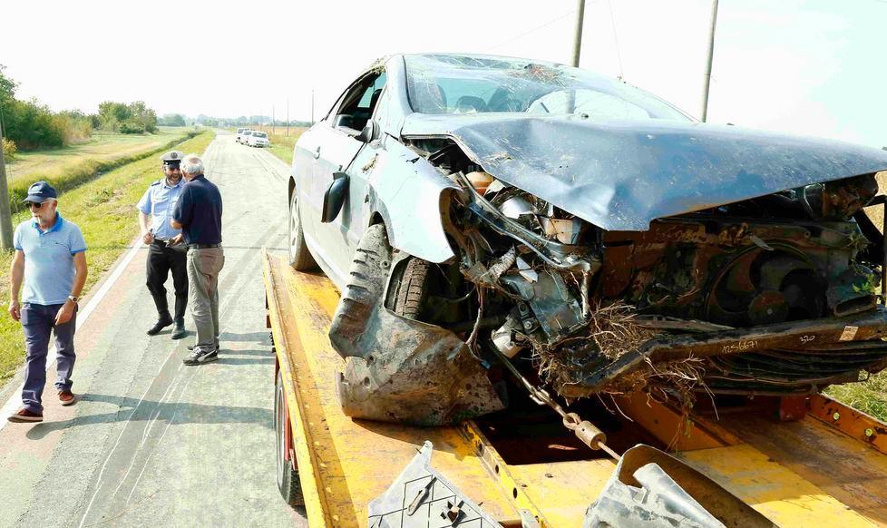 Si ribalta e finisce nel fosso con l’auto 