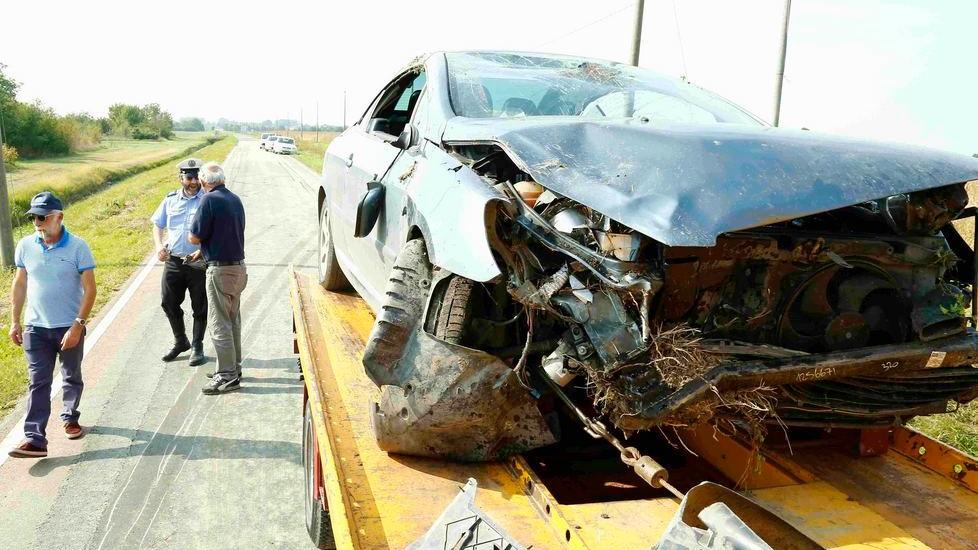 Si ribalta e finisce nel fosso con l’auto