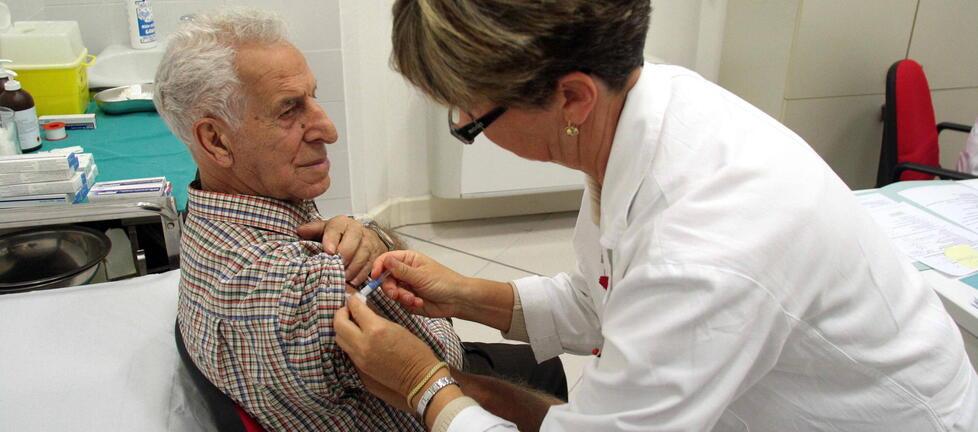 Influenza, dosi pronte per il 70% degli over 60: «Vaccinati tutti gli anziani nelle Rsa»