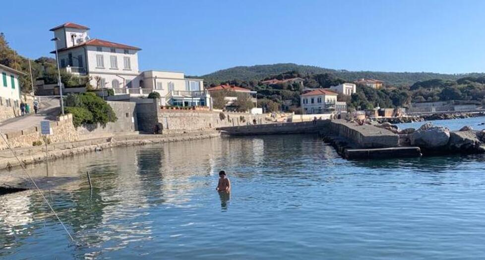 Porto di Quercianella senza barche: parte il dragaggio del fondale