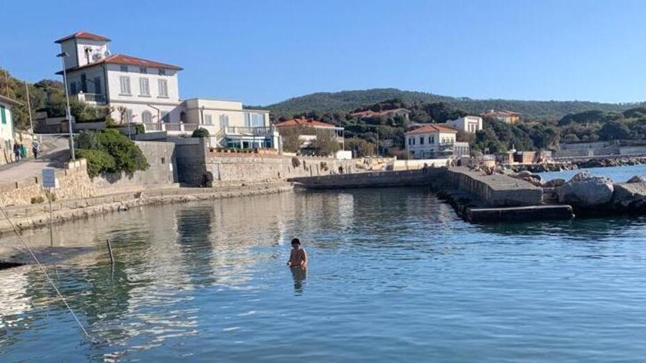 Porto di Quercianella senza barche: parte il dragaggio del fondale