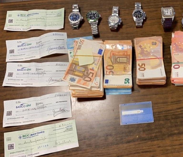 Soldi, orologi e assegni sequestrati un anno fa dai carabinieri ai Lonzi