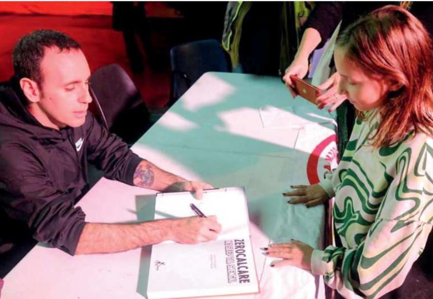 
	Zerocalcare firma dediche e parla all&rsquo;incontro

