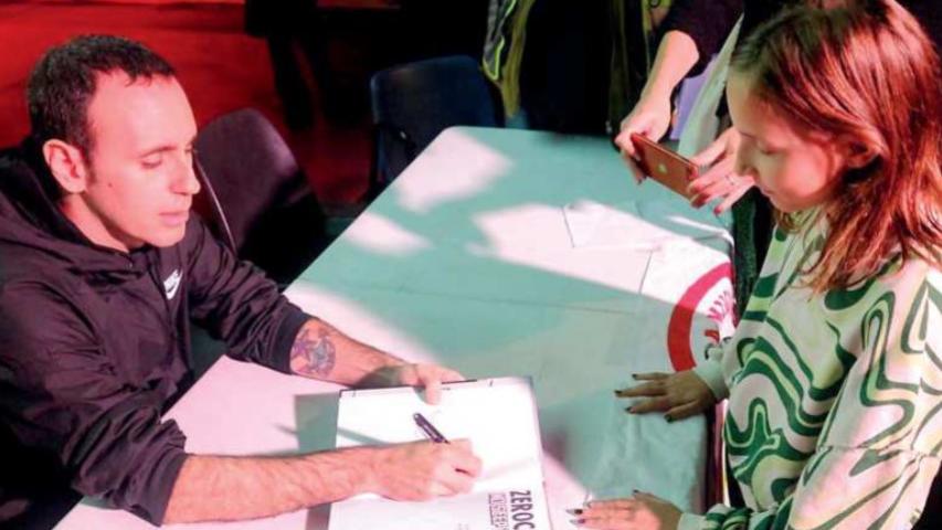 Zerocalcare firma dediche e parla all’incontro