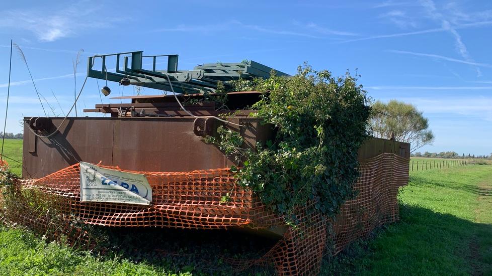 La chiatta comprata dal Comune nel 2004 e da allora ferma in un campo privato a Marina di Alberese