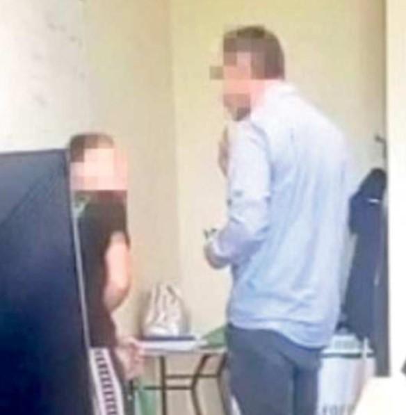 Un frame del video nel quale il prof colpisce con un pugno uno studente