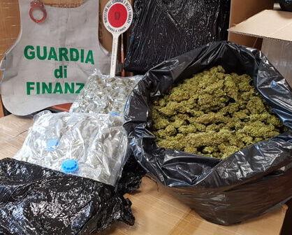 Corriere della droga fermato con 10 chili di marijuana nell’auto