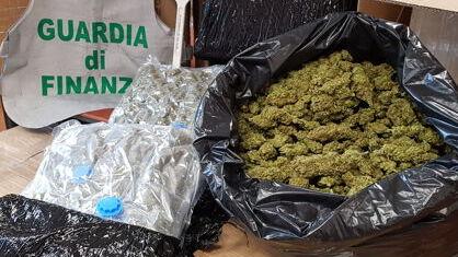 Corriere della droga fermato con 10 chili di marijuana nell’auto