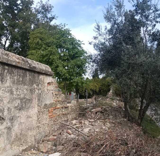 Le condizioni di degrado e abbandono in cui si trova l’area del cimitero della frazione di San Donato nel comune di Vinci