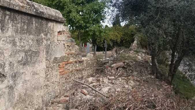 Le condizioni di degrado e abbandono in cui si trova l’area del cimitero della frazione di San Donato nel comune di Vinci